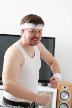 Fitness nişanlı genç çekici adam