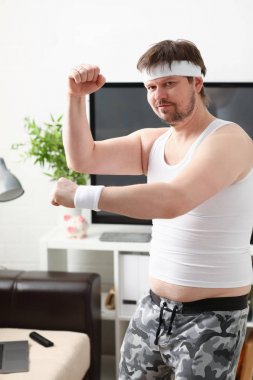 Fitness nişanlı genç çekici adam