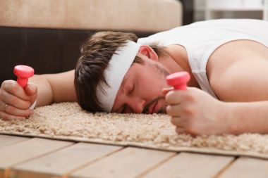 Genç bir adam evde fitness meşgul oldu