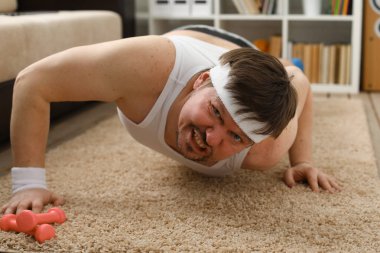 Fazla kilo ile yakışıklı bir genç adam