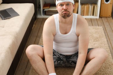 Pratik Yoga ve Pilates genç bir adam