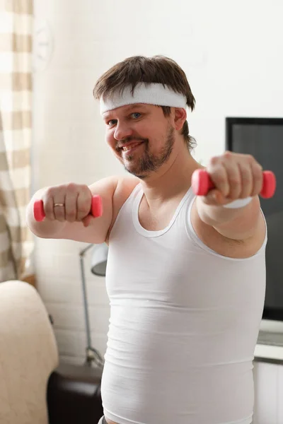 Junger attraktiver Mann im Fitnessbereich — Stockfoto