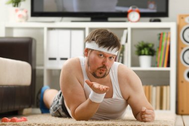 Genç adam fitness bir masanın arkasında gönderiyor