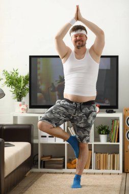 Pratik Yoga ve Pilates genç bir adam