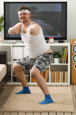 Yakışıklı delikanlı şort ve