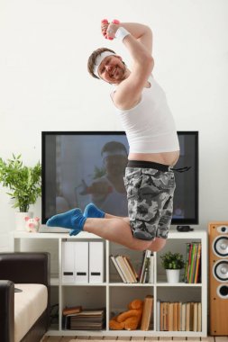 Beyaz esmer delikanlı atlama