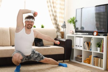 Yakışıklı delikanlı şort ve