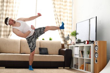 Yakışıklı delikanlı şort ve