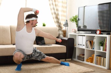 Yakışıklı delikanlı şort ve