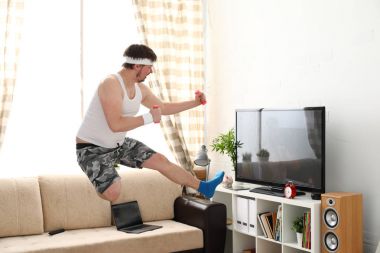 Yakışıklı delikanlı şort ve