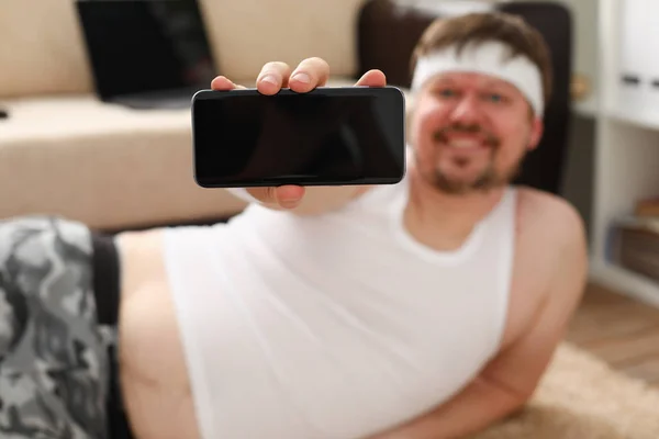 Ein junger netter dicker Mann mit Übergewicht tut — Stockfoto