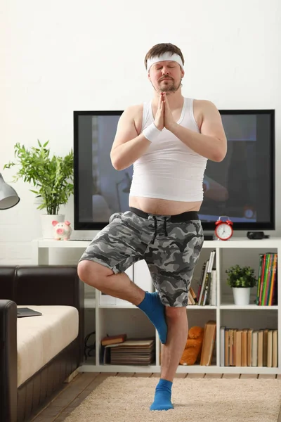 En ung man tränar yoga och Pilates — Stockfoto