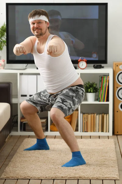 Yakışıklı delikanlı şort ve