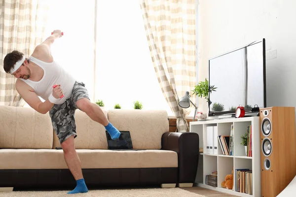 Joven hombre guapo en pantalones cortos y —  Fotos de Stock