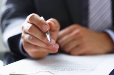 Erkek kol takım elbise ve kravat kısaltıldı formu doldur