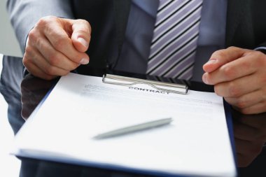 Erkek takım elbise teklif Sözleşme formunda kolundan