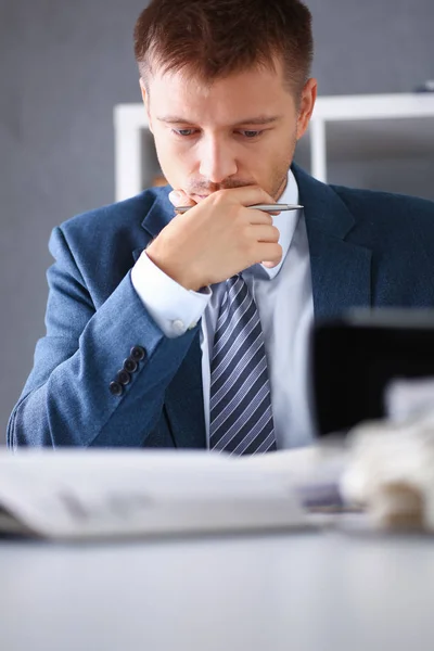 Seriöser Geschäftsmann im Büro untersucht — Stockfoto