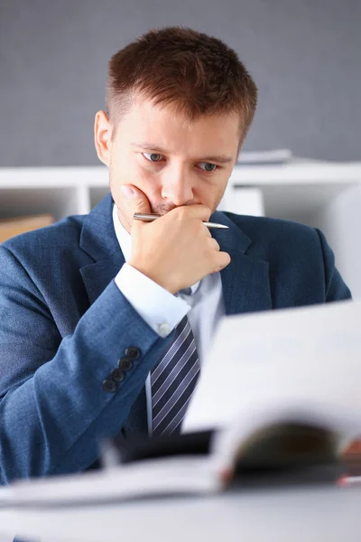 Seriöser Geschäftsmann im Büro untersucht — Stockfoto