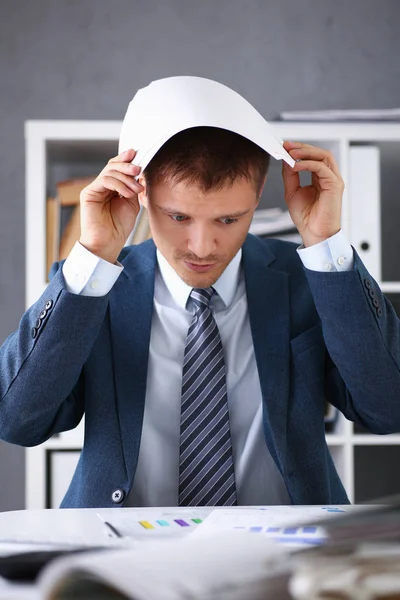 Ein Mann erlebt Stress und Kopfschmerzen — Stockfoto