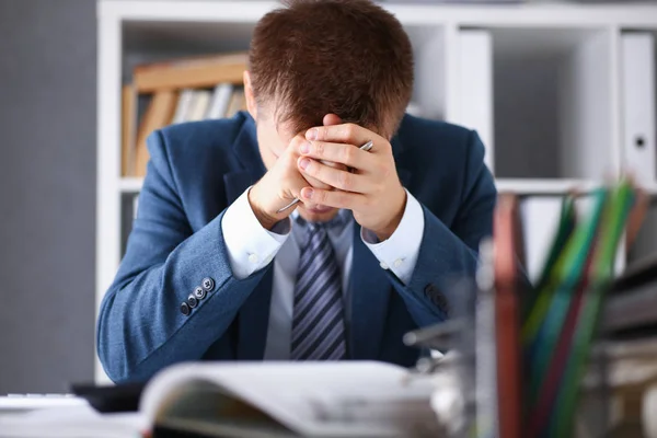 Un uomo sperimenta stress e mal di testa — Foto Stock