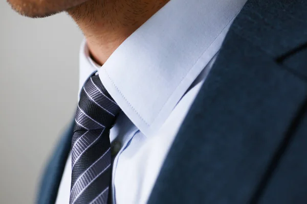 Binden op shirt pak business stijl man mode — Stockfoto