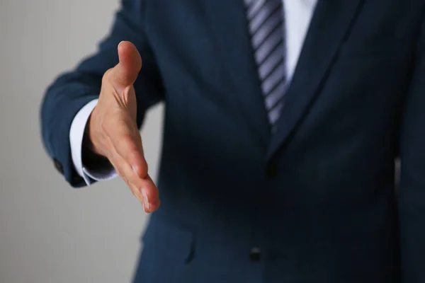 Hombre de traje y corbata dan la mano como hola —  Fotos de Stock