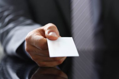 Takım elbiseli erkek kol boş arama kartı vermek