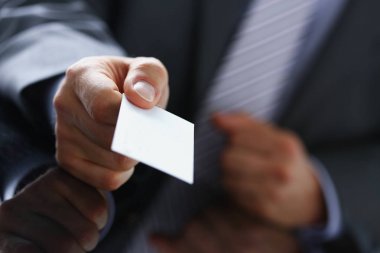 Takım elbiseli erkek kol boş arama kartı vermek