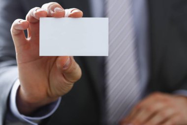 Takım elbiseli erkek kol boş arama kartı vermek