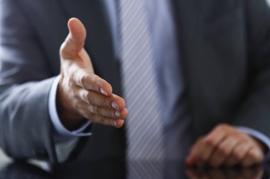 Takım elbiseli adam ve vermek el Merhaba olarak bağla