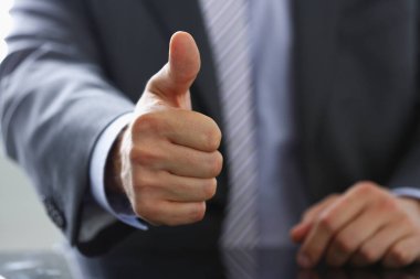 Erkek Tamam gösterilen el veya işareti ile onaylayın