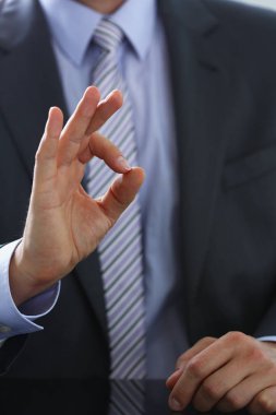 Erkek Tamam gösterilen el veya işareti ile onaylayın