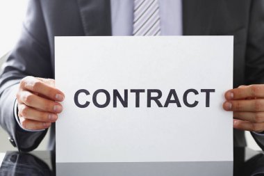 Erkek takım elbise ve kravat tutun silah sözleşmesindeki