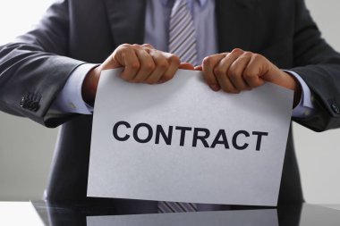 Beyaz yakalı işçi takım elbise ve kravat gözyaşı