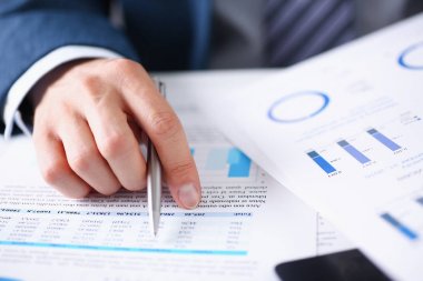 Belgeler laptop ile mali erkek el ele tutuşur