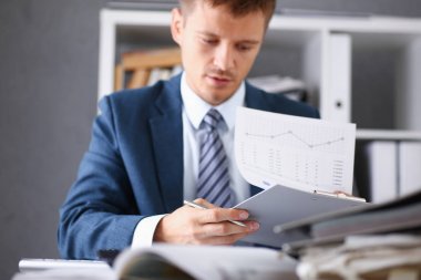 Ofiste ciddi iş adamı inceler