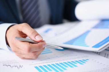 Belgeler laptop ile mali erkek el ele tutuşur