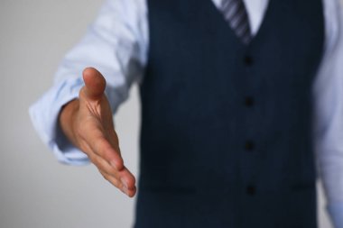 Takım elbiseli adam ve vermek el Merhaba olarak bağla