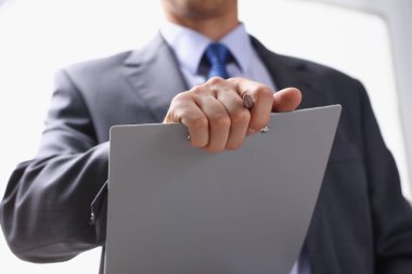 El işadamı dolduran takımlı ve
