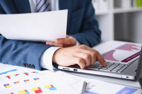 Manliga händer hålla dokument laptop med — Stockfoto