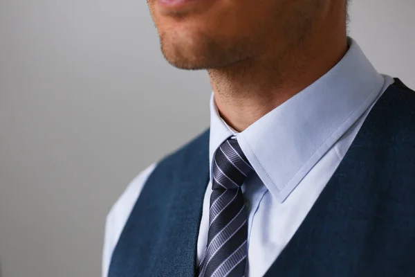 Binden op shirt pak business stijl man mode — Stockfoto