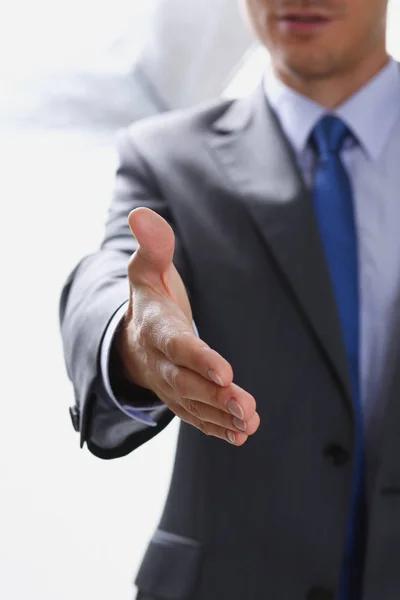 Hombre de traje y corbata dan la mano como hola — Foto de Stock