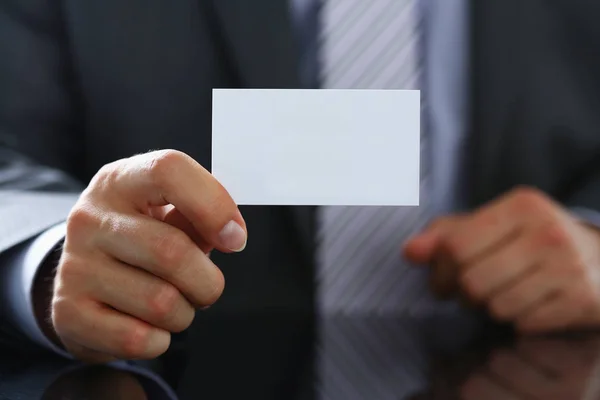 Мужская рука в костюме дает пустую визитную карточку Стоковое Изображение