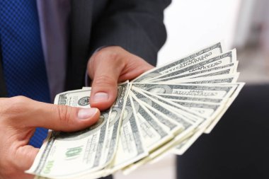 Erkek takım elbise ve kravat tutun kol paket içinde