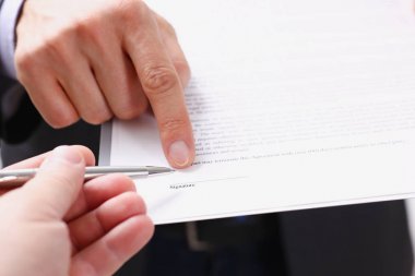Erkek takım elbise teklif Sözleşme formunda kolundan