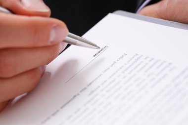 Erkek takım elbise teklif Sözleşme formunda kolundan