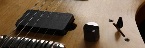 Chitarra elettrica in legno dalla forma classica con collo in palissandro — Foto Stock