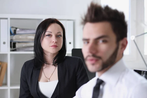 Mujer y hombre trabajan en la oficina — Foto de Stock