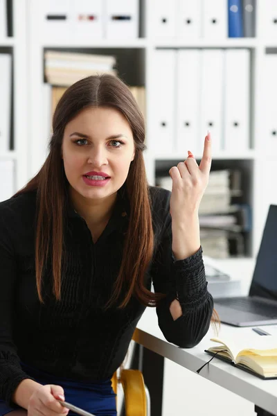 Bela menina de escritório sorridente no local de trabalho falar com visitante — Fotografia de Stock