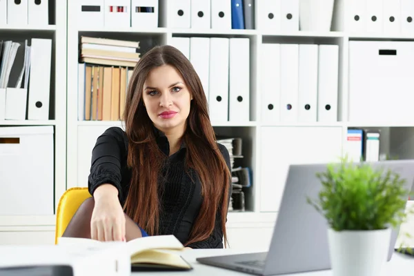 Hermosa chica sonriente empleado en el lugar de trabajo hablar con el visitante — Foto de Stock